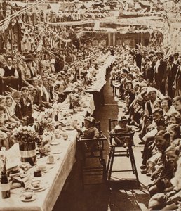 Fiesta de Té del Jubileo para Niños en Orville Road, Battersea, 1935 de English Photographer